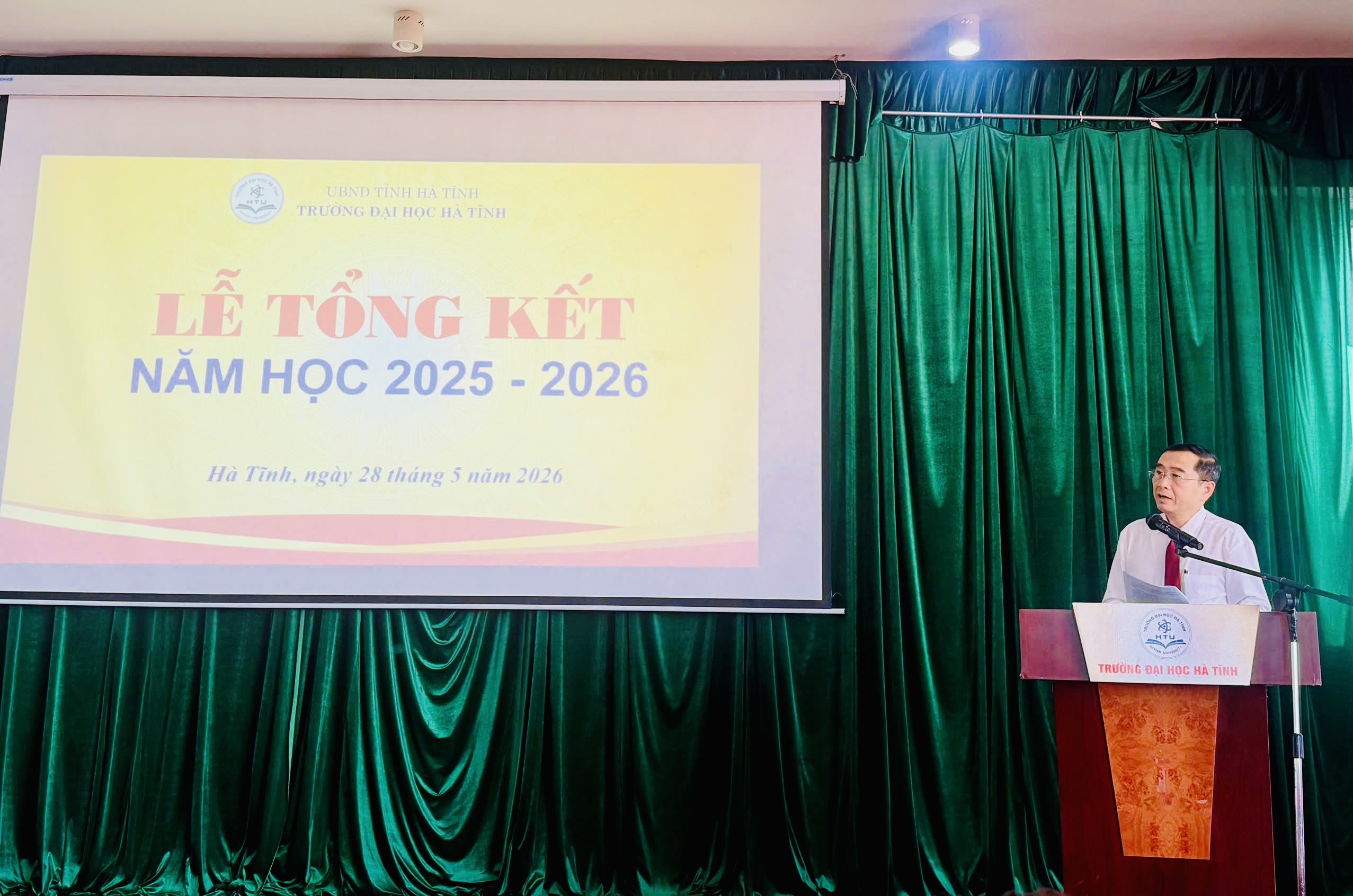 Trường Đại Học Hà Tĩnh tổ chức Lễ Tổng kết năm học 2025-2026