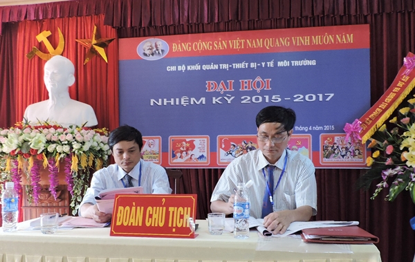 Đoàn Chủ tịch chủ trì đại hội chi bộ nhiệm kỳ 2015-2017