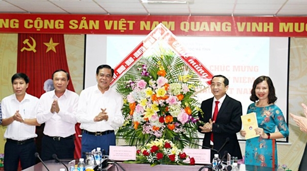 Đồng chí Chủ tịch UBND tỉnh thăm, chúc mừng các thầy, cô giáo Trường Đại học Hà Tĩnh nhân kỷ niệm 40 năm Ngày Nhà giáo Việt Nam