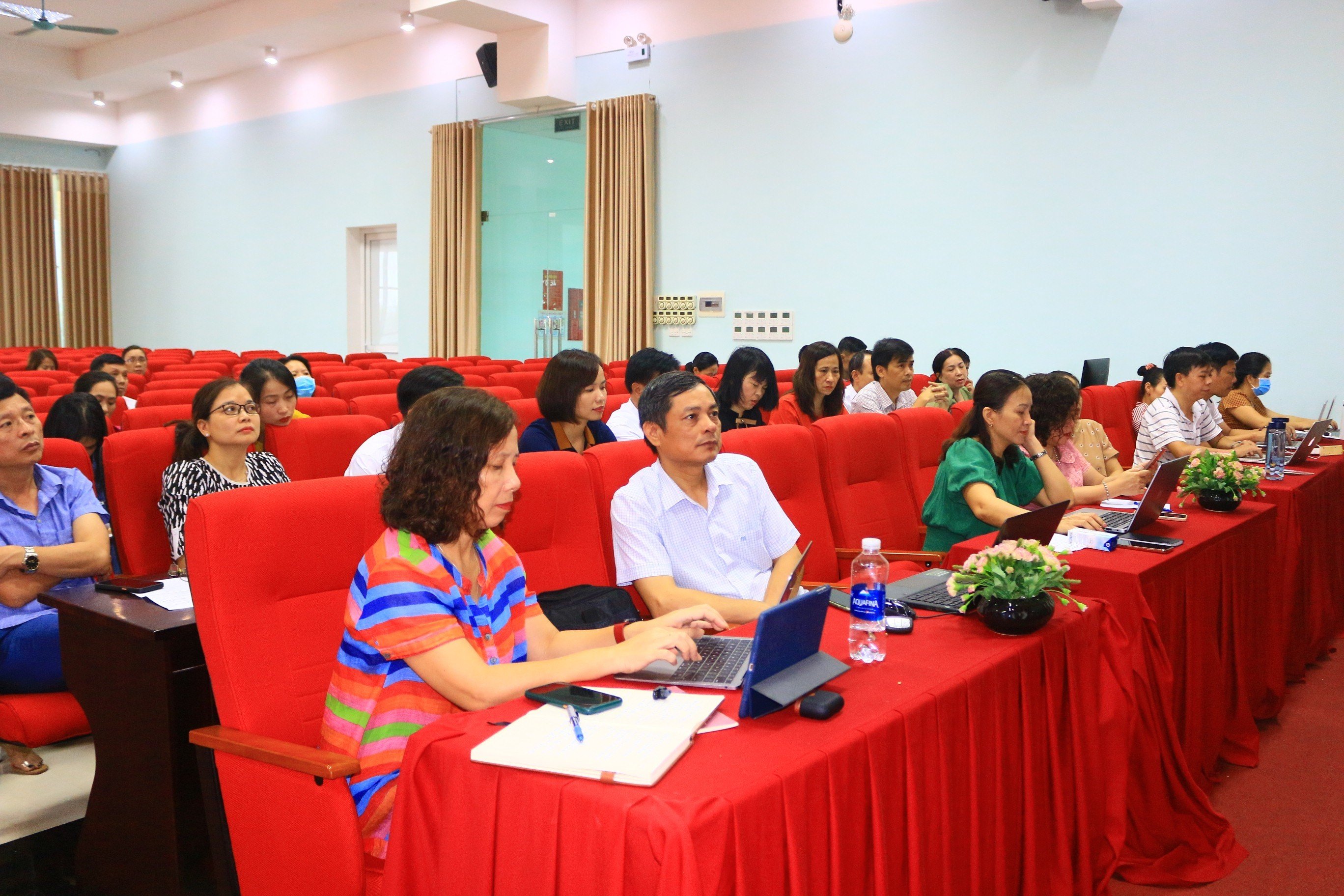 Lãnh đạo Nhà trường và các thầy cô cùng tham gia buổi tập huấn