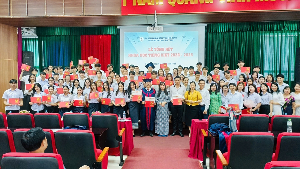 Trường Đại học Hà Tĩnh tổ chức Lễ Tổng kết khóa học Tiếng Việt cho lưu học sinh Lào K17