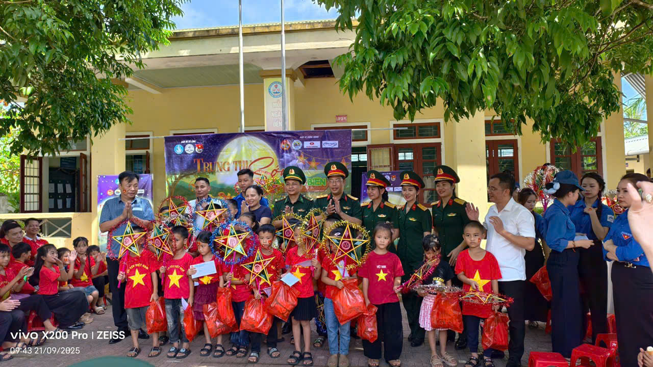 Hội Sinh viên Trường Đại học Hà Tĩnh mang Tết Trung thu sớm đến với trẻ em vùng biên