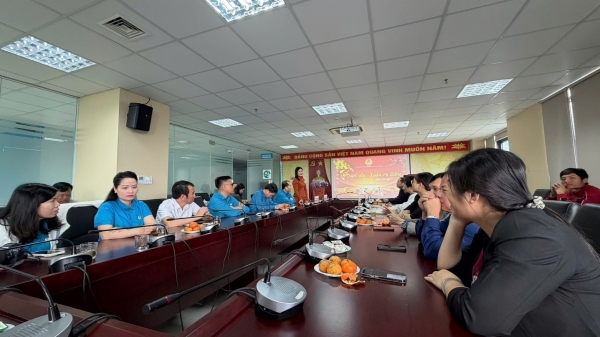 Liên đoàn Lao động tỉnh Hà Tĩnh tổ chức trao quà Tết cho đoàn viên, người lao động Trường Đại học Hà Tĩnh