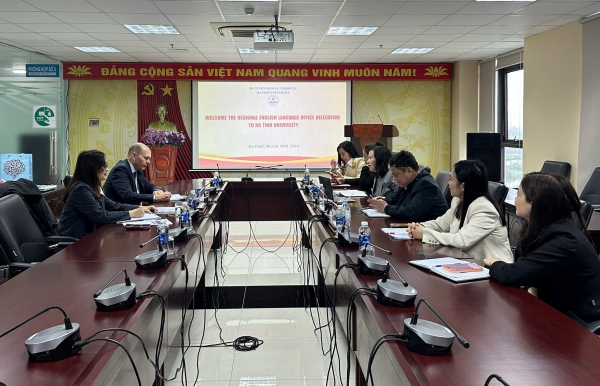 Trường Đại học Hà Tĩnh làm việc với Đoàn công tác Văn phòng Tiếng Anh Khu vực (Đại sứ quán Hoa Kỳ)