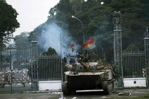 Xe tăng Quân giải phóng tiến vào dinh Độc lập ngày 30 tháng 4 năm 1975