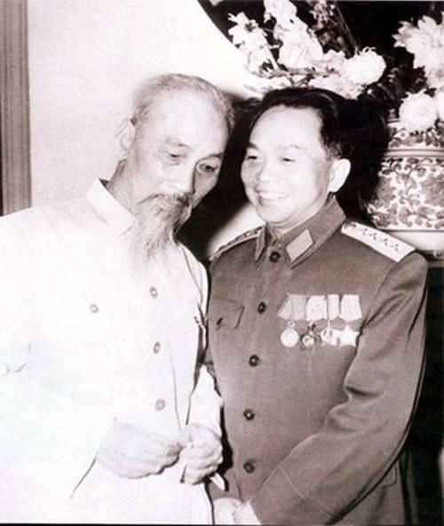  Bác Hồ và Đại tướng Võ Nguyên Giáp năm 1962