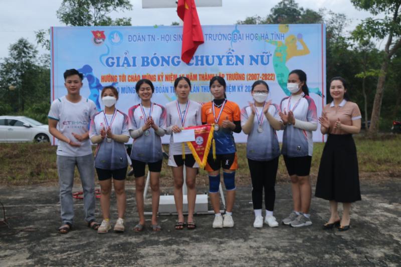 090522 giai bong chuyen nu sv 4