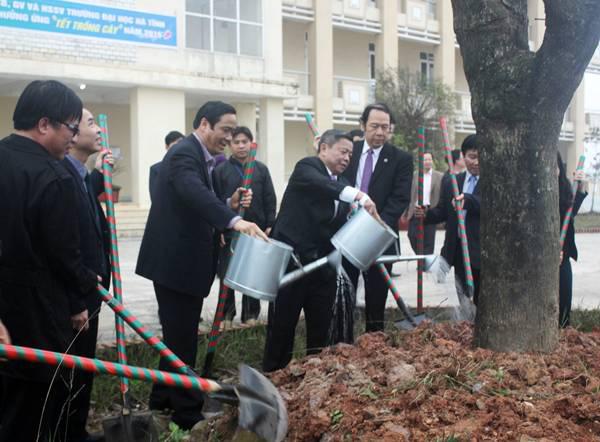 Các đồng chí lãnh đạo các cấp tham gia trồng cây cùng CBGV nhà trường