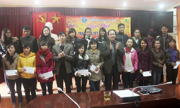 GS.TS Nguyễn Văn Đính trao quà cho các bạn sinh viên