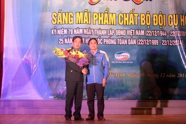 Đại diện đoàn thanh niên chúc mừng Hội CCB nhà trường