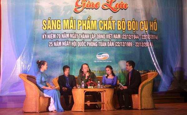 Cựu Quân tình nguyện Việt Nam giao lưu với sinh viên Lào