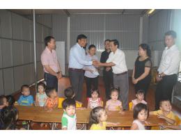 Trường Đại học Hà Tĩnh trao tặng 10 triệu đồng cho lớp học tình thương của Giáo xứ An Nhiên