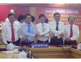 Bộ trưởng Bộ Giáo Dục Và Đào Tạo tham dự lễ ký giao ước thi đua khối các trường đại học, cao đẳng
