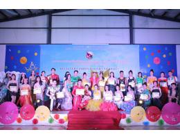 Đêm sắc màu lung linh với các bộ trang phục tái chế của sinh viên Lào Trường Đại học Hà Tĩnh