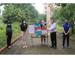 Trường Đại học Hà Tĩnh tặng quà Tết cho LHS Lào Nhân dịp Tết cổ truyền Bunpimay