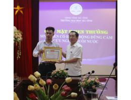 Trường Đại học Hà Tĩnh trao thưởng cho sinh viên Lào dũng cảm cứu người