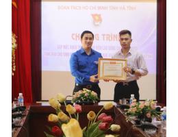 Tỉnh Đoàn Hà Tĩnh trao tặng bằng khen cho sinh viên Lào có hành động dũng cảm cứu người