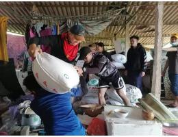 Sinh viên Trường Đại học Hà Tĩnh giúp người dân khắc phục hậu quả sau mưa lũ