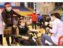 200 cán bộ, giảng viên và sinh viên Trường Đại học Hà Tĩnh tham gia chương trình Chủ nhật Đỏ