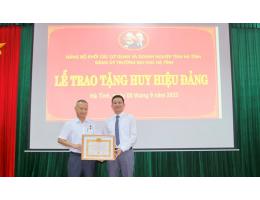 Đảng bộ Trường Đại học Hà Tĩnh tổ chức Lễ Trao tặng Huy hiệu Đảng đợt 02/9/2023